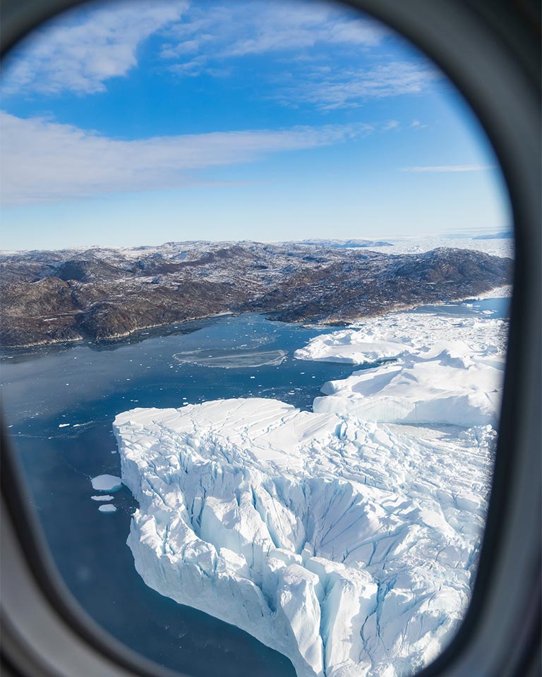 Veduta di Ilulissat dal finestrino di un aereo