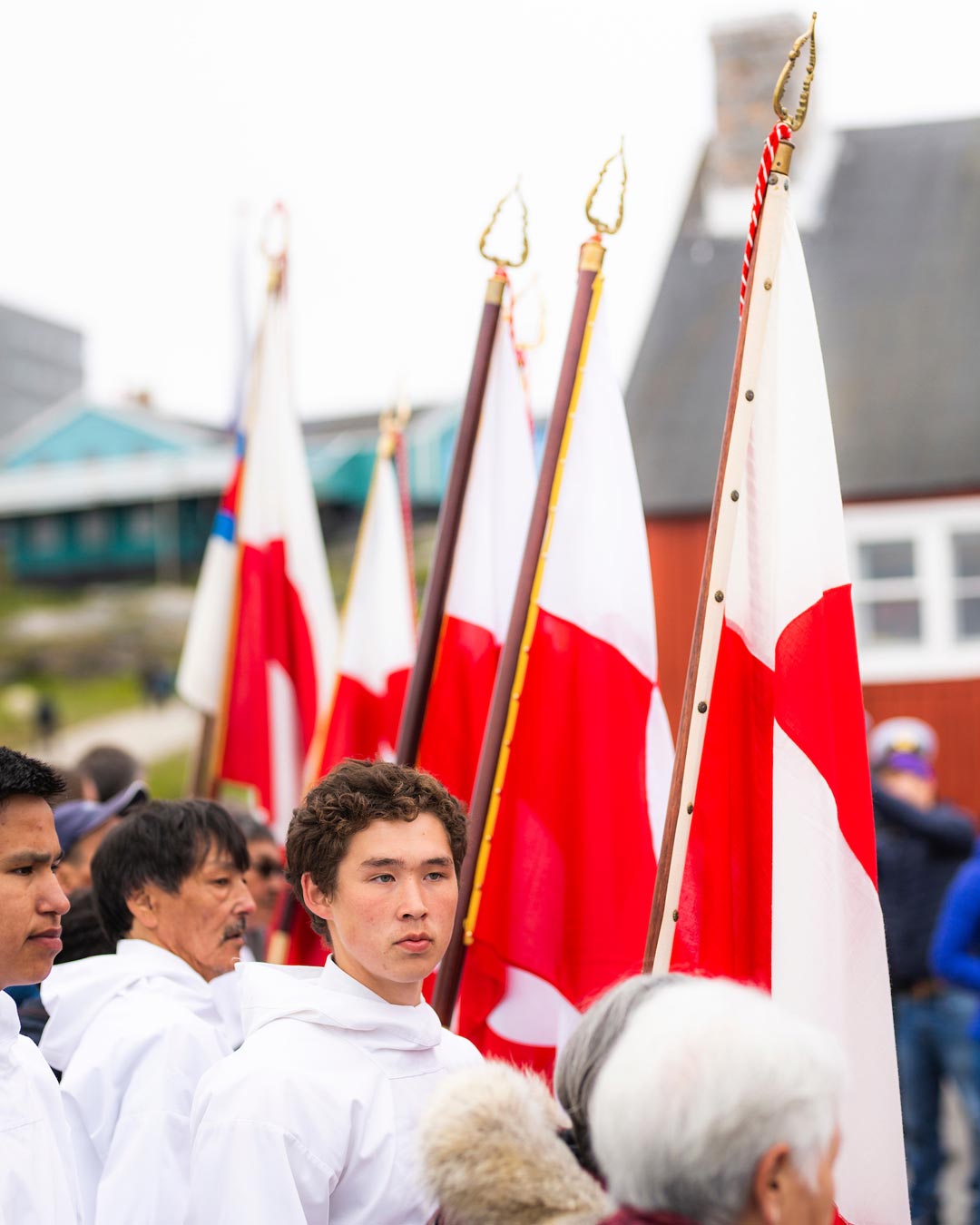 Un giovane con in mano una bandiera della Groenlandia per celebrare la giornata nazionale