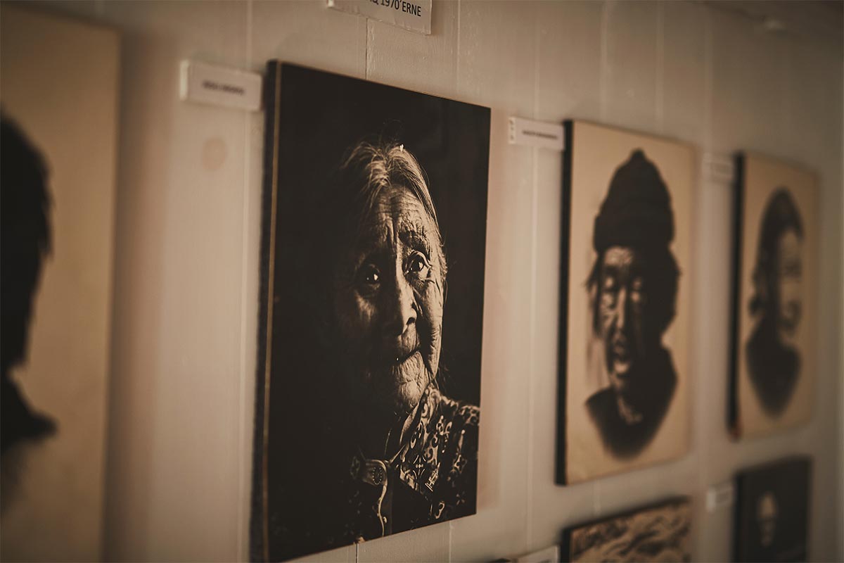 Fotografie di groenlandesi esposti al Museo Narsaq nel sud della Groenlandia