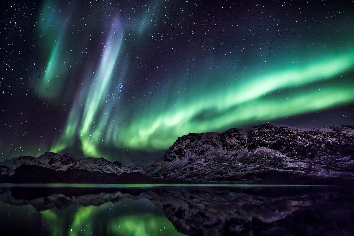 Aurora boreale sopra le montagne vicino a Sisimiut in Groenlandia.