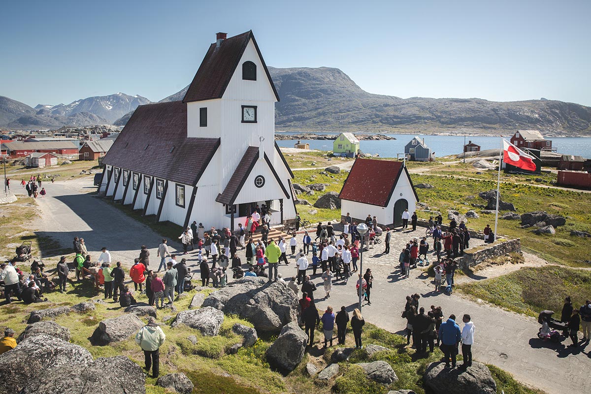 Persone davanti la chiesa di Nanortalik, nel sud della Groenlandia